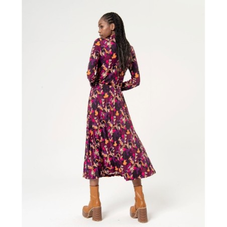 Falda larga plisada.