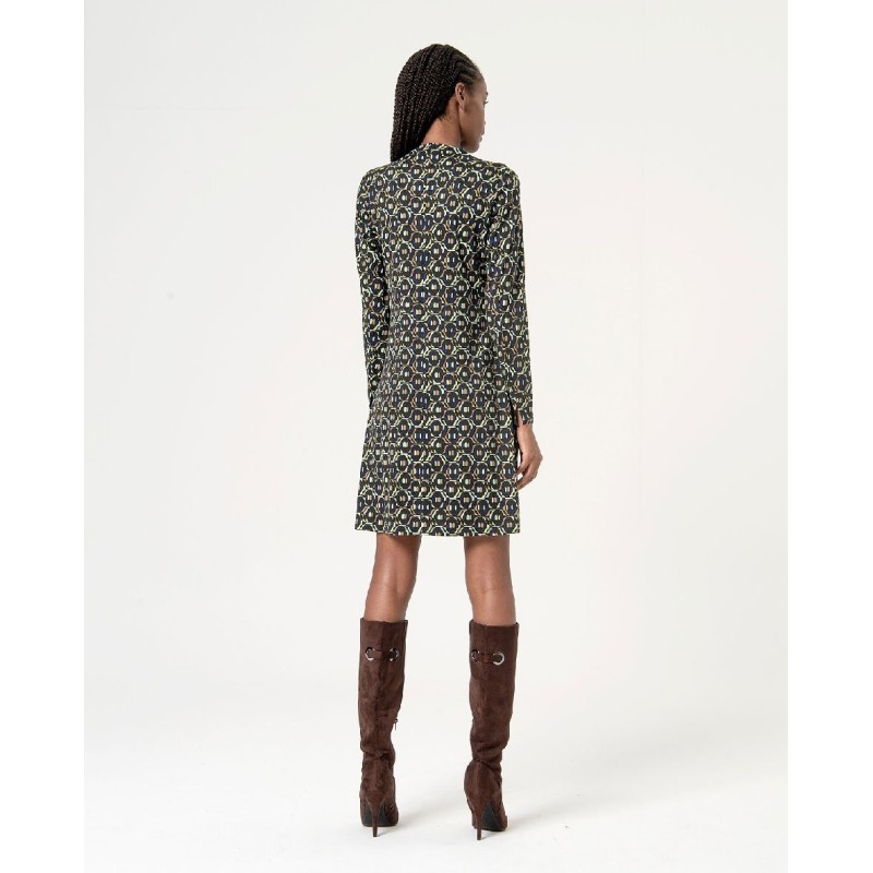 Vestido recto a rodilla,escote barco.