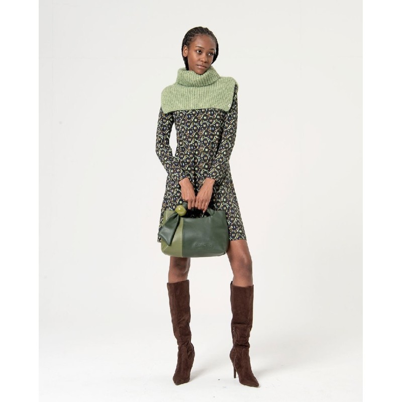 Vestido recto a rodilla,escote barco.