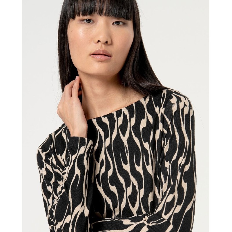 Vestido escote barco con vuelo.