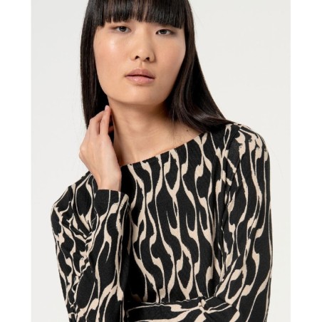 Vestido escote barco con vuelo.