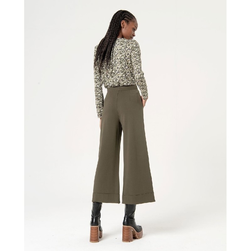 Pantalón cropped ancho.