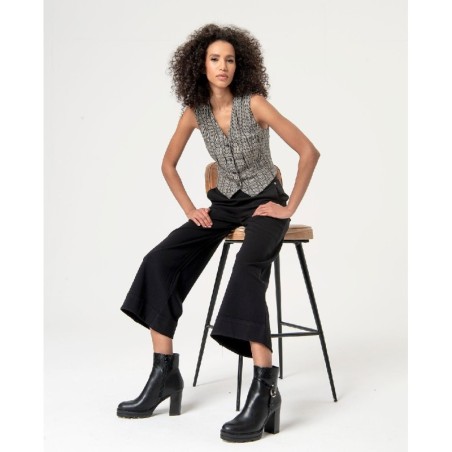 Pantalón cropped ancho.