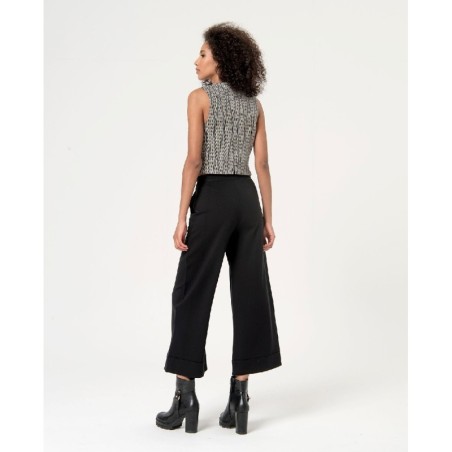 Pantalón cropped ancho.