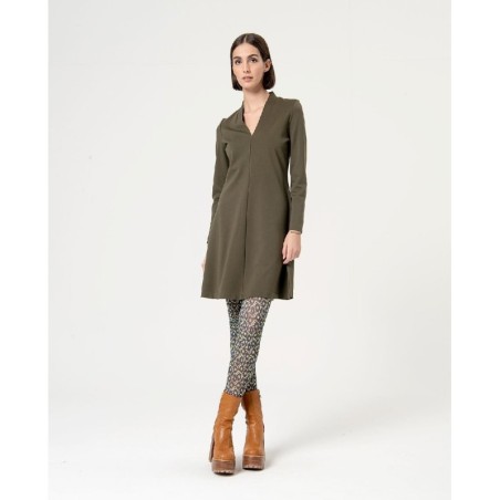 Vestido recto a rodilla,escote pico.