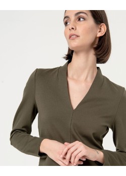 Vestido recto a rodilla,escote pico. 2