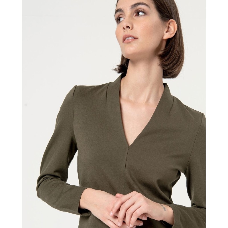 Vestido recto a rodilla,escote pico.