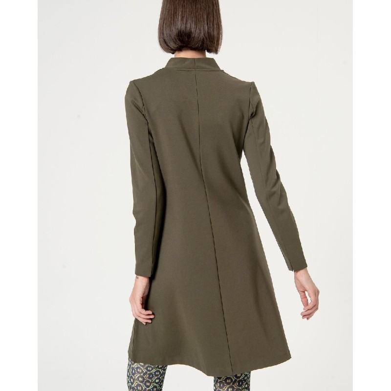 Vestido recto a rodilla,escote pico.