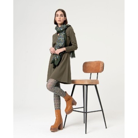 Vestido recto a rodilla,escote pico.