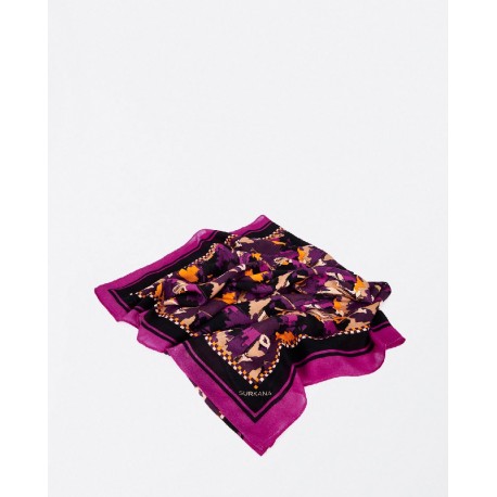 Pañuelo foulard de viscosa estampado.