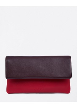 Cartera blanda bicolor con solapa.