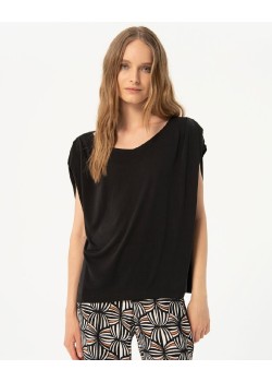 Camiseta con cuello amplio y pliegues en los hombros. 2