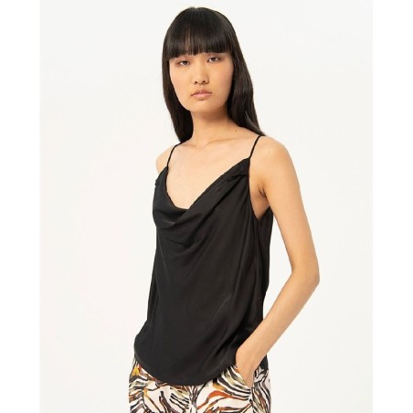 Top de tirantes con escote drapeado.