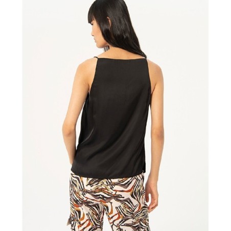 Top de tirantes con escote drapeado.