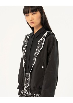 Chubasquero reversible con lado estampado y liso negro. 2