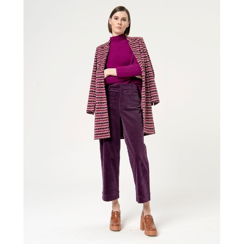 Jersey cuello alto manga ranglán.