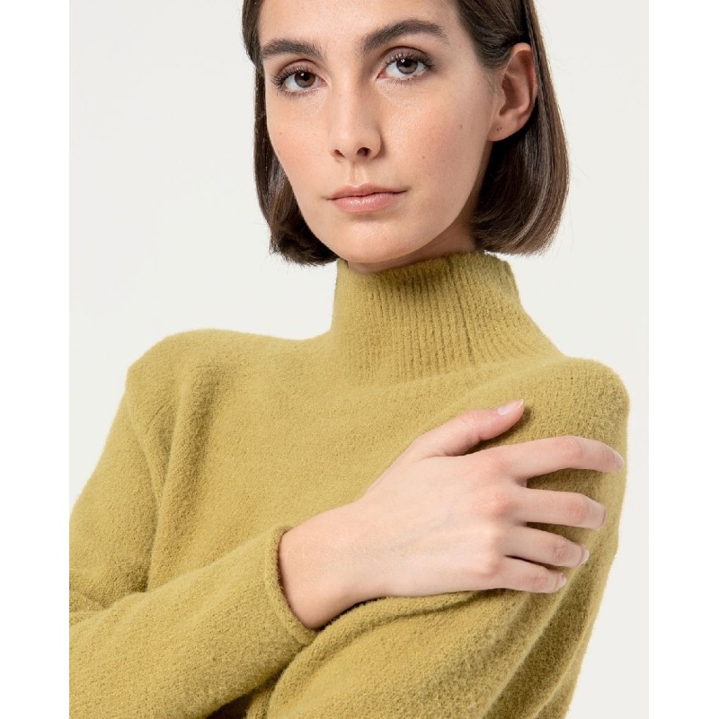 Jersey de punto con cuello alto y manga raglán.