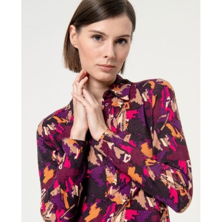 Vestido corto elástico estampado morado.