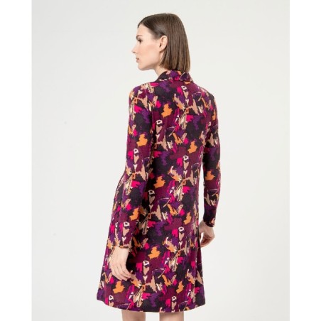 Vestido corto elástico estampado morado.