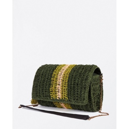 Bandolera con solapa,tejida de rafia con rayas verdes.