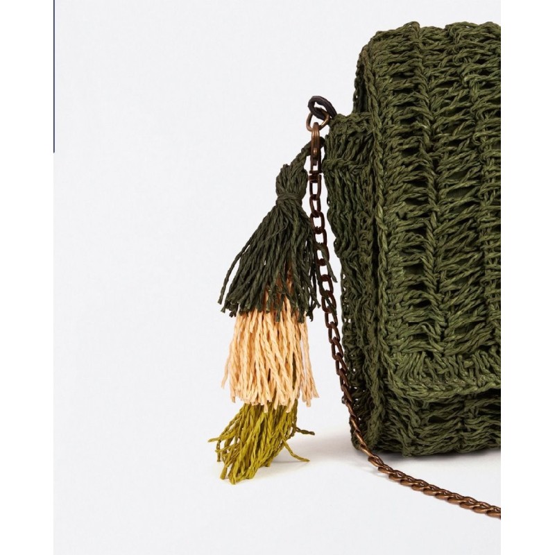 Bandolera con solapa,tejida de rafia con rayas verdes.