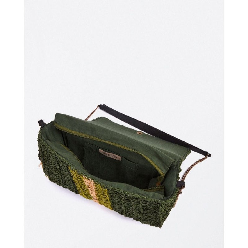 Bandolera con solapa,tejida de rafia con rayas verdes.