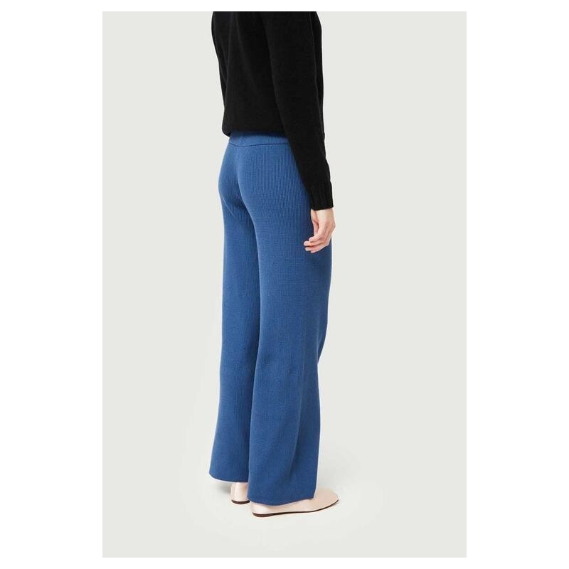 Pantalón recto de punto.