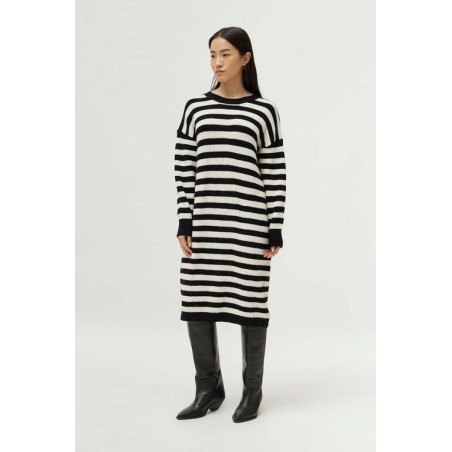 Vestido de punto rayas negras.