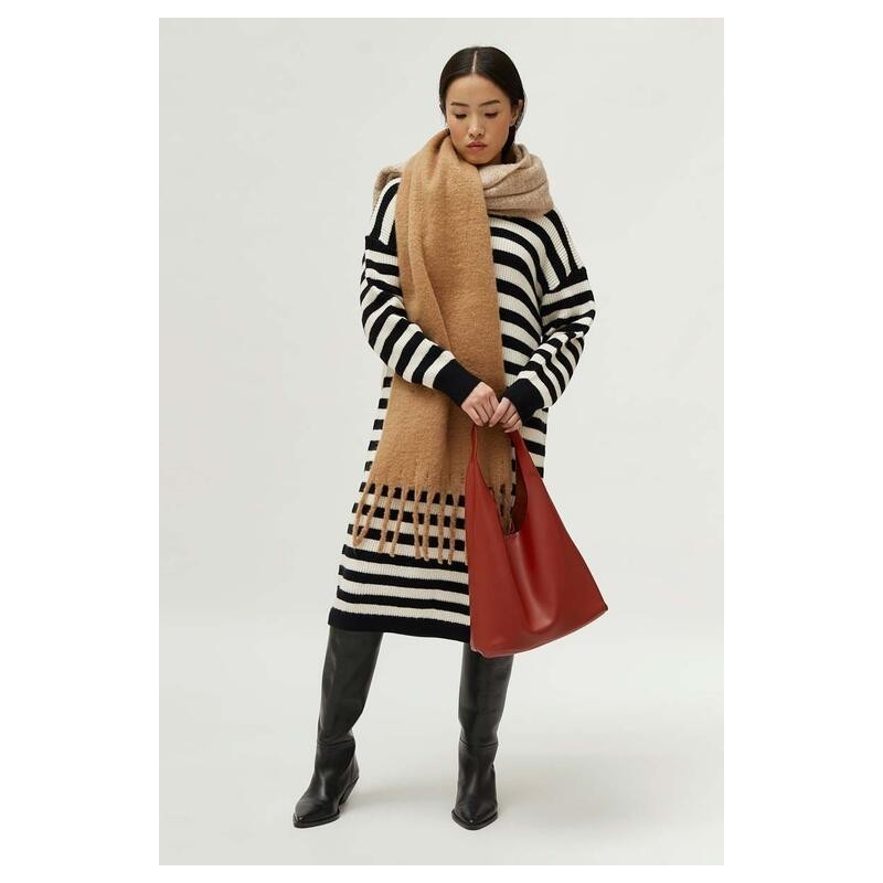 Vestido de punto rayas negras.