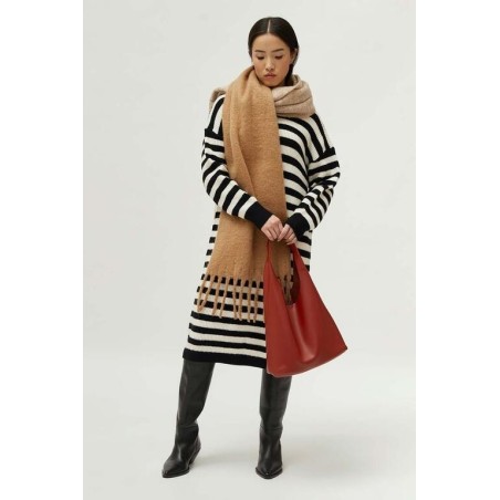 Vestido de punto rayas negras.