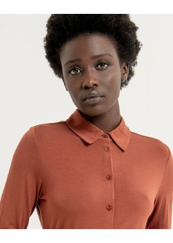 Camisa entallada elástica y lisa. 2