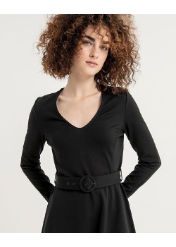 Vestido corto evasé con cinturón liso. 2