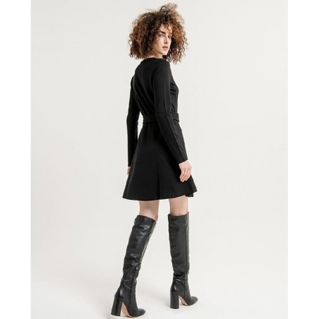 Vestido corto evasé con cinturón liso.