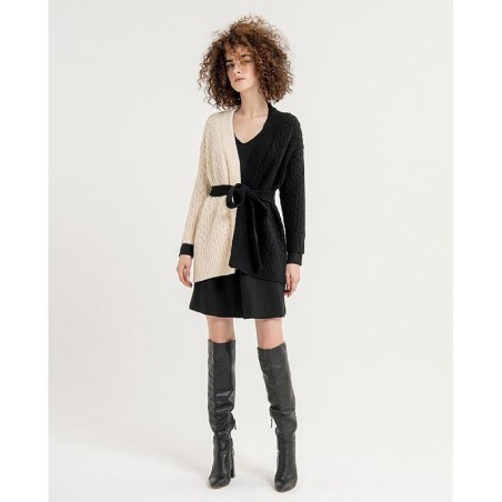 Vestido corto evasé con cinturón liso.