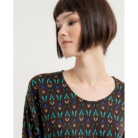 Camiseta estilo oversize,cuello redondo.