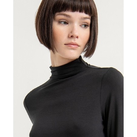 Camiseta cuello perkins entallada.