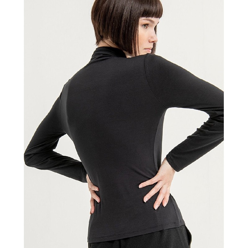 Camiseta cuello perkins entallada.