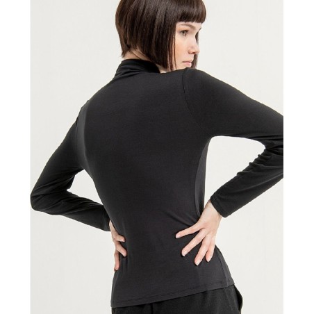 Camiseta cuello perkins entallada.