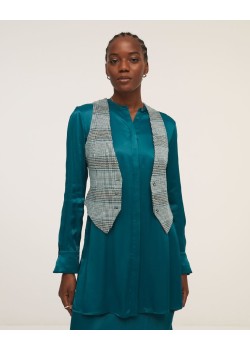 Chaleco corto abotonado.