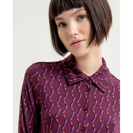 Camisa básica amplia estampada.