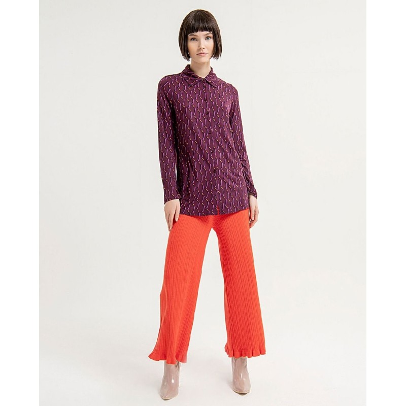 Camisa básica amplia estampada.