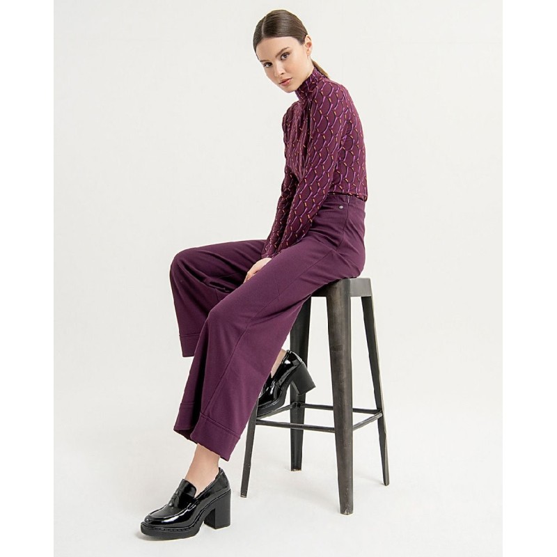 Camiseta cuello alto estampada.