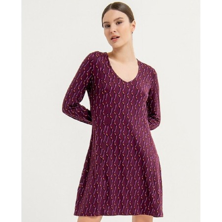 Vestido corto y elástico con cuello V. Vestido corto y elástico con cuello V.