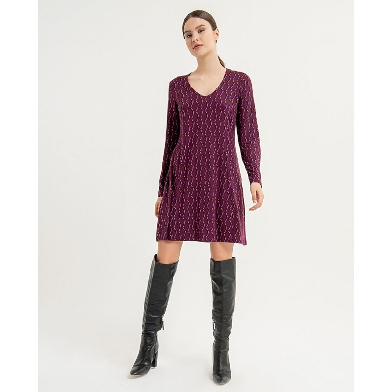 Vestido corto y elástico con cuello V.