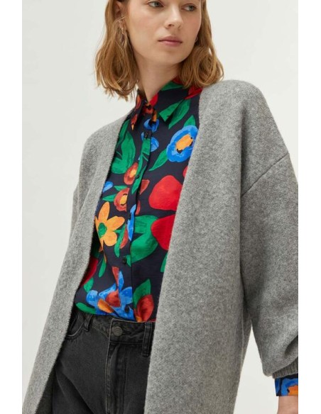 Abrigo largo cuello pico.