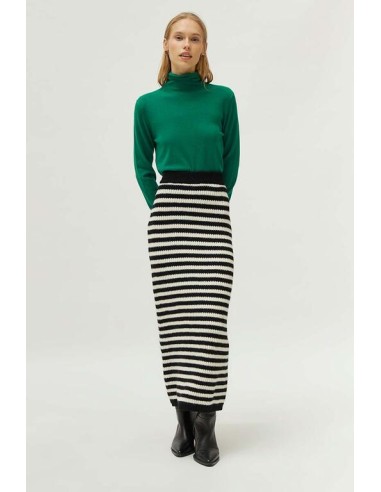 Falda larga de punto rayas negras.