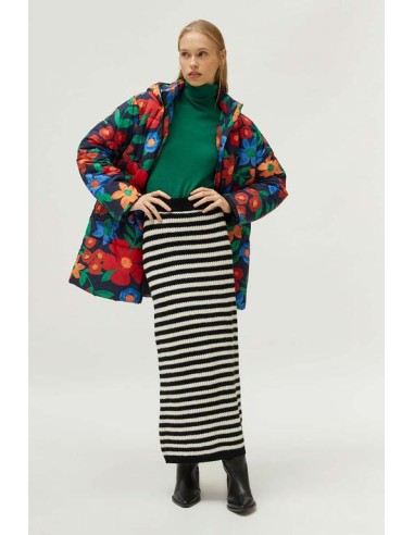 Falda larga de punto rayas negras.