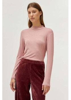 Top cuello mock.