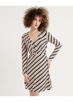 VESTIDO CORTO, ESCOTE  V Y BOTONES EN PECHO.