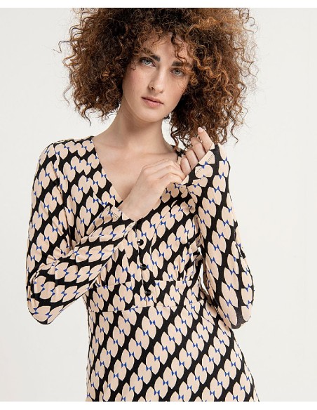 VESTIDO CORTO, ESCOTE  V Y BOTONES EN PECHO.